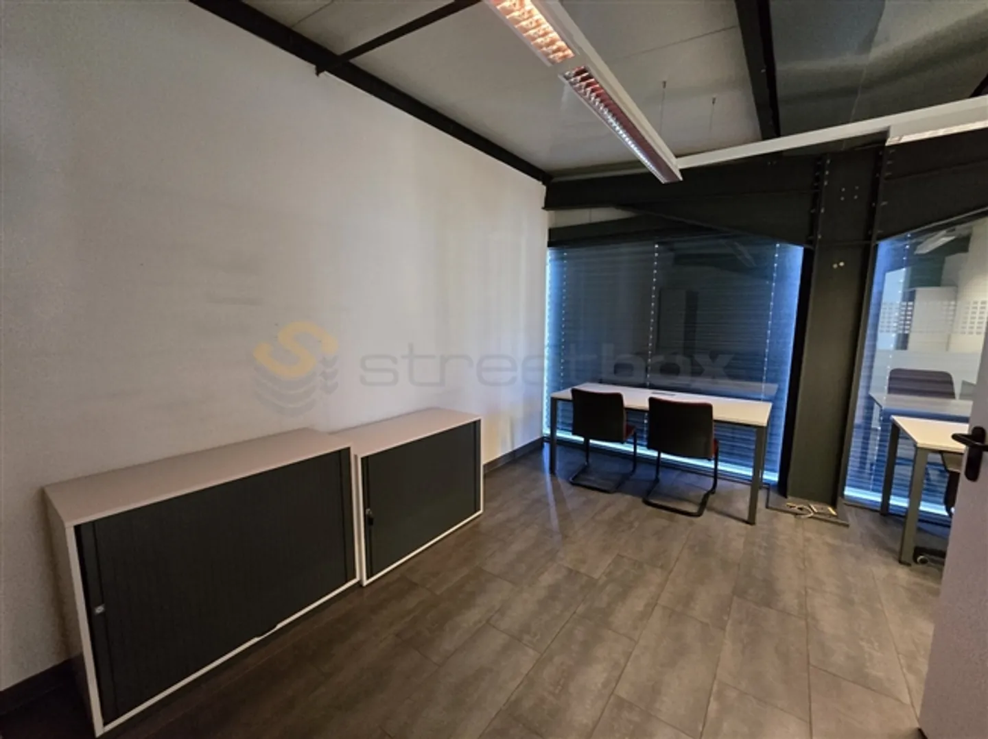 «Double box aménagés en bureaux - à louer !» - Photo 11 sur 14