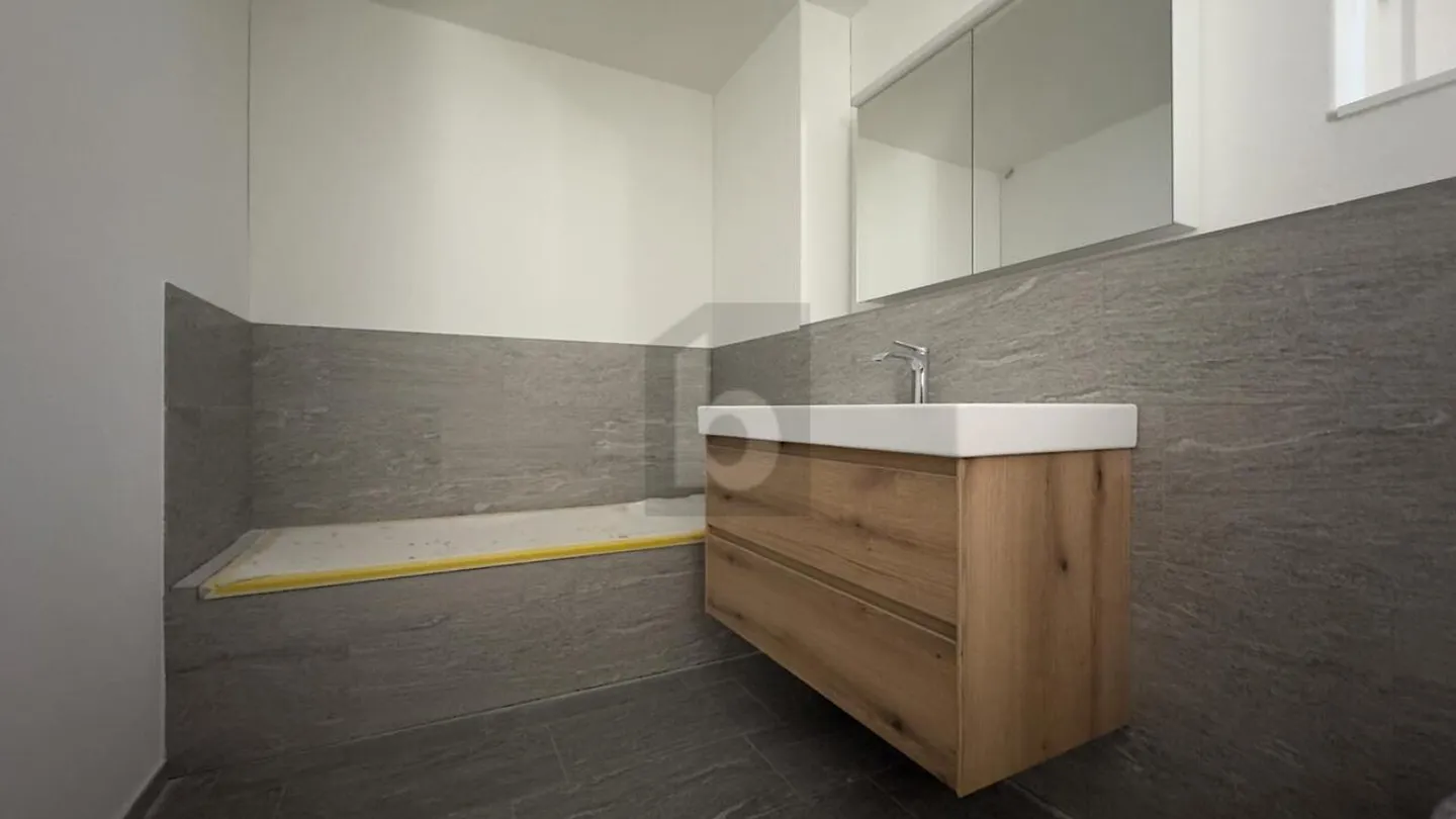 Modern Ground-Floor Apartment - Photo 5 of 6