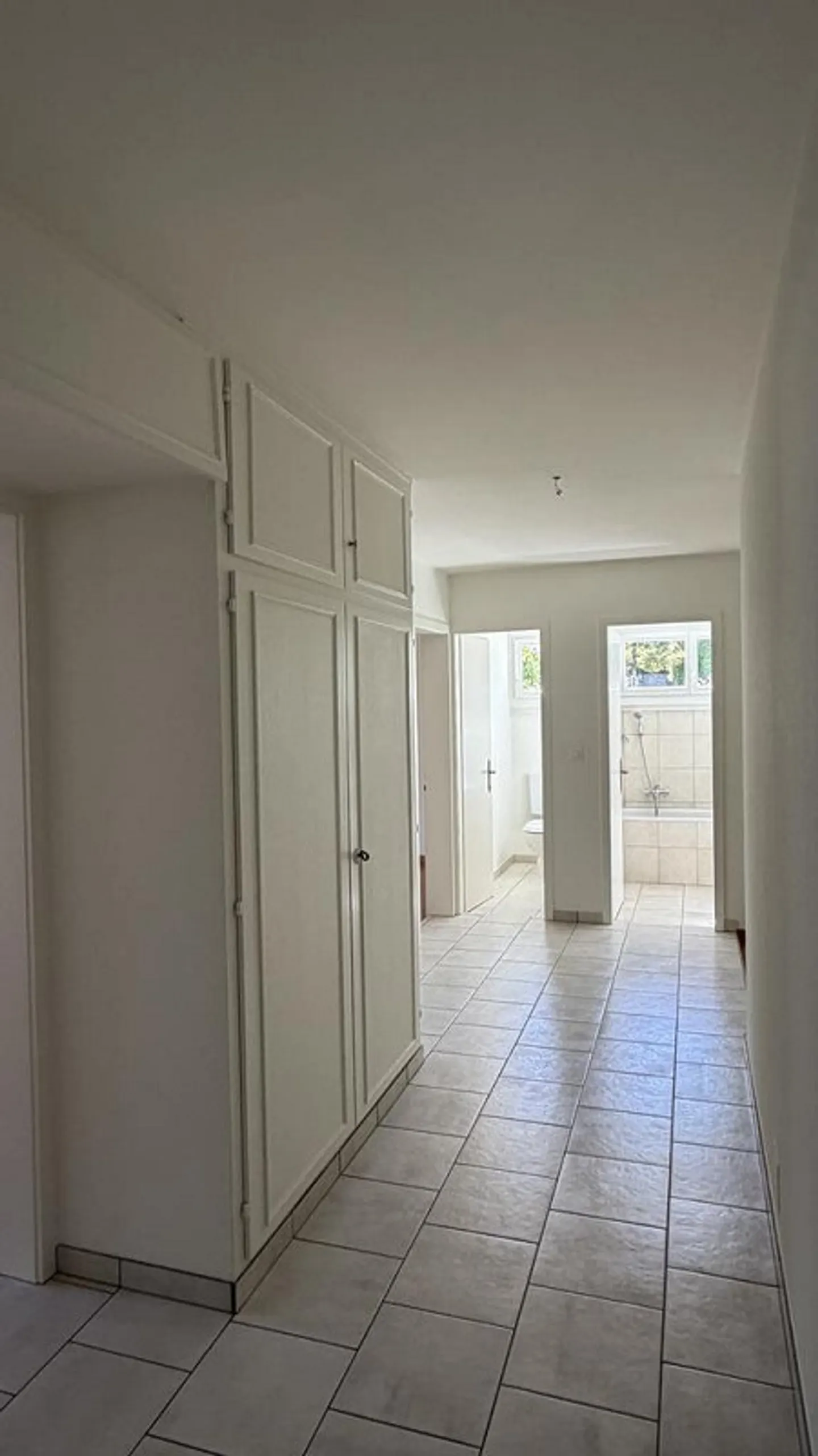 Appartamento 4,5 locali con nuova cucina moderna a Oberwil - Foto 2 di 11