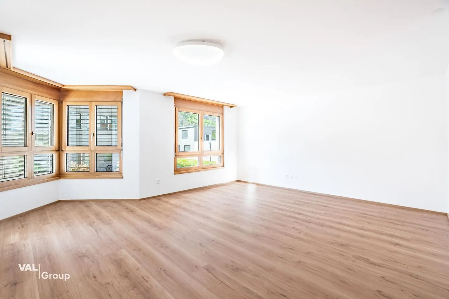 Appartement 4.5 pièces rénové avec style dans un emplacement calme à Raron - Photo 2 sur 13