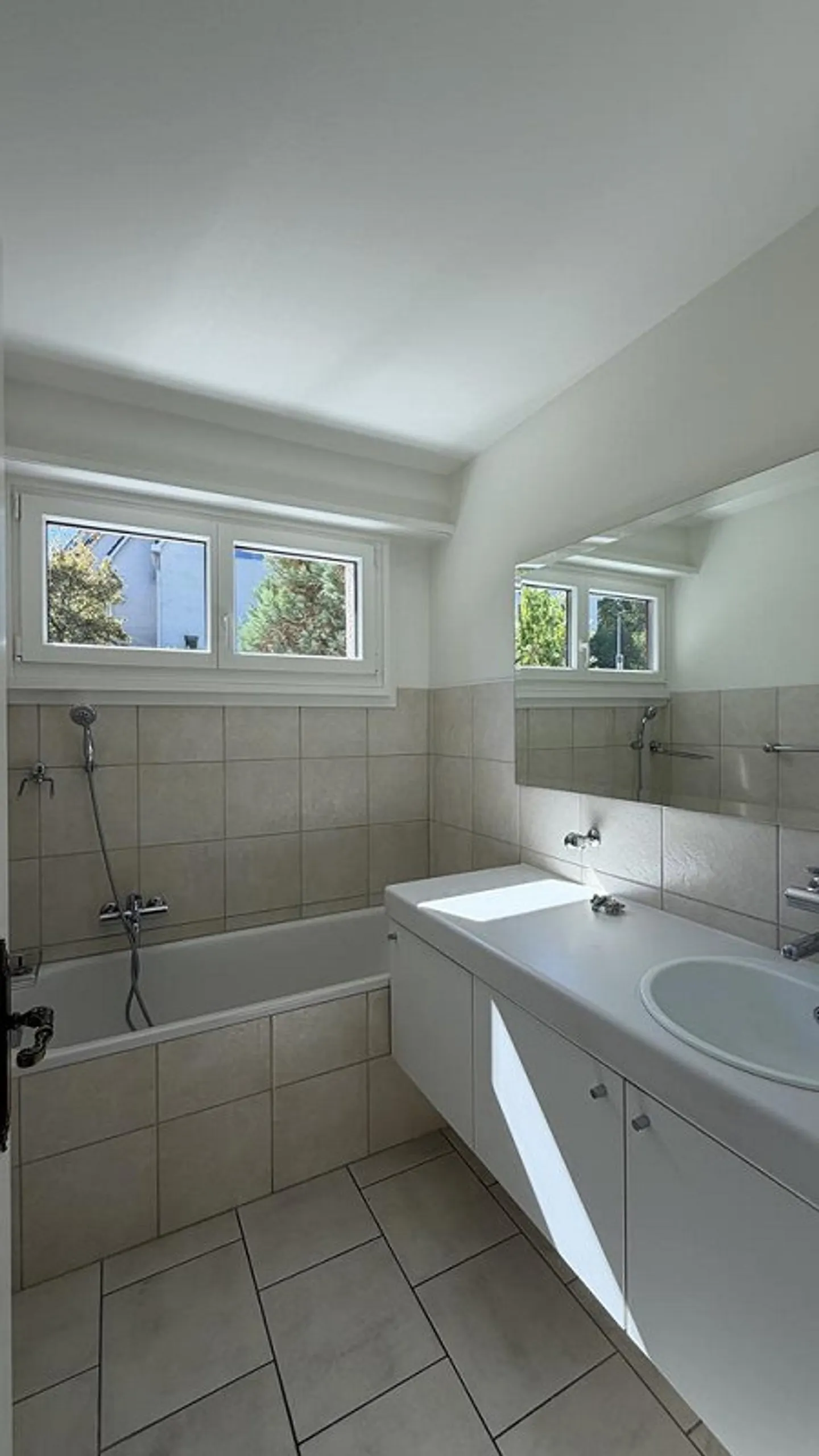 Appartamento 4,5 locali con nuova cucina moderna a Oberwil - Foto 9 di 11