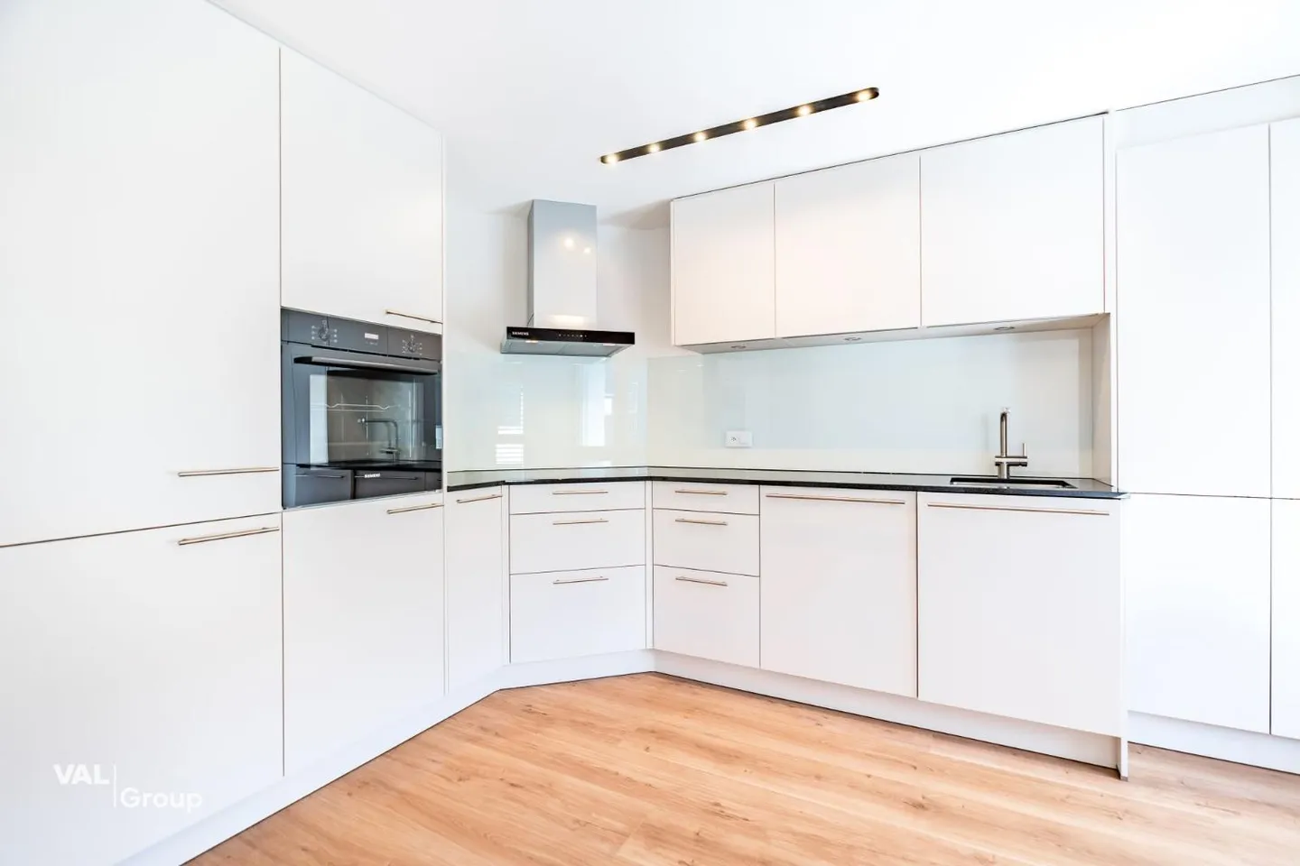 Appartement 4.5 pièces rénové avec style dans un emplacement calme à Raron - Photo 3 sur 13