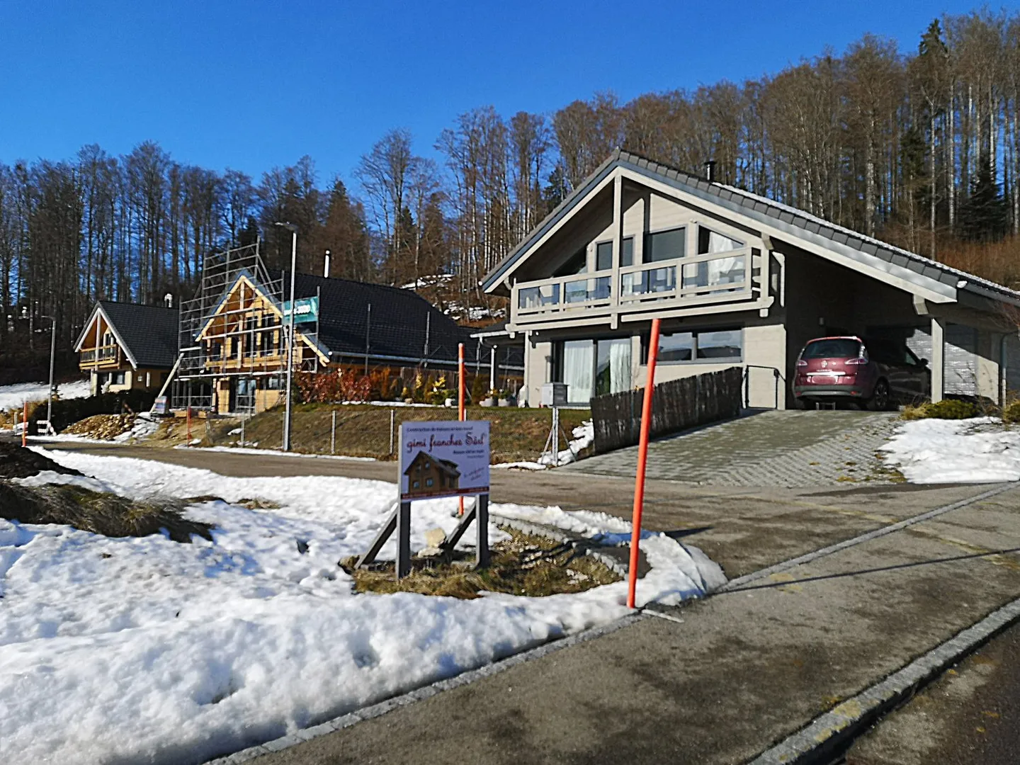 Modernes Chalet mit Solarpanelen - Foto 1 von 10