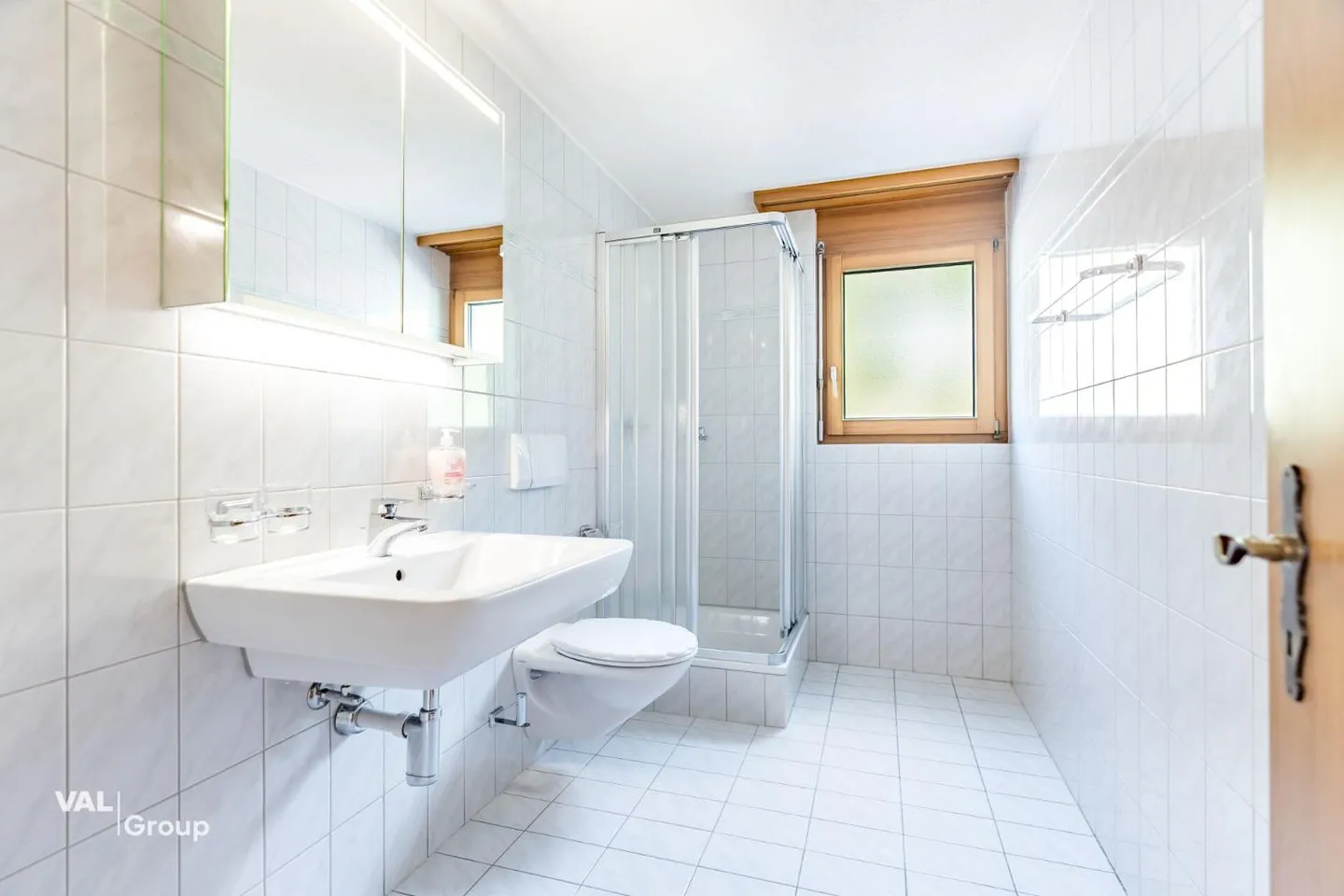 Appartement 4.5 pièces rénové avec style dans un emplacement calme à Raron - Photo 8 sur 13