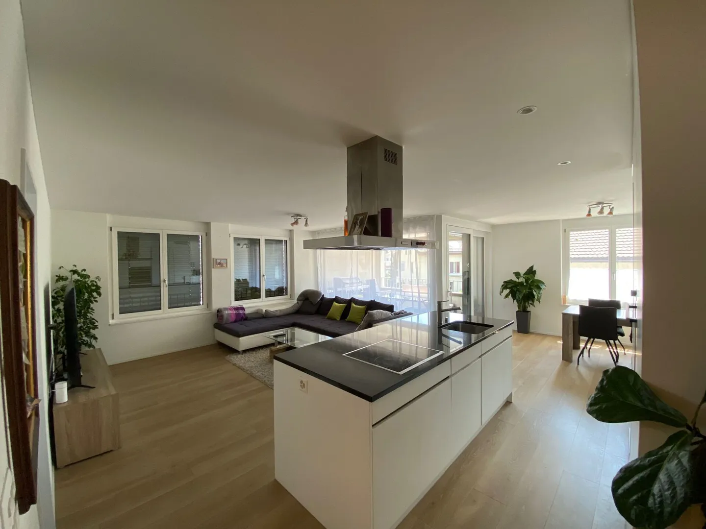 Nearly new 3.5-room apartment in a central location - Photo 1 of 8