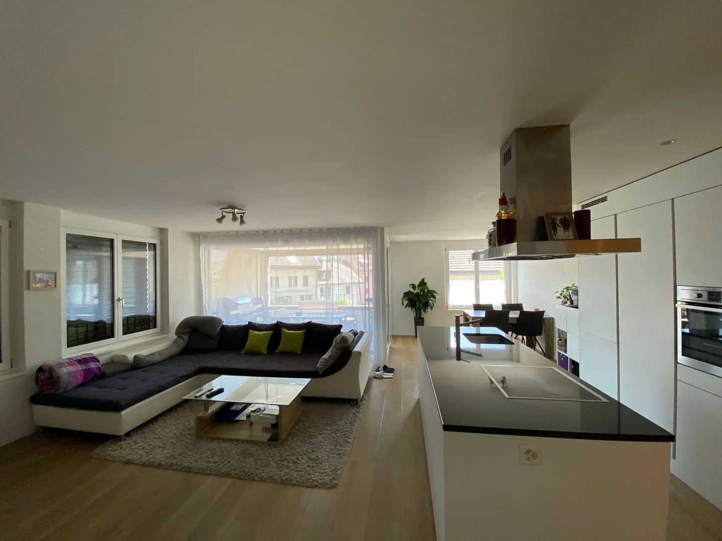 Nearly new 3.5-room apartment in a central location - Photo 2 of 8