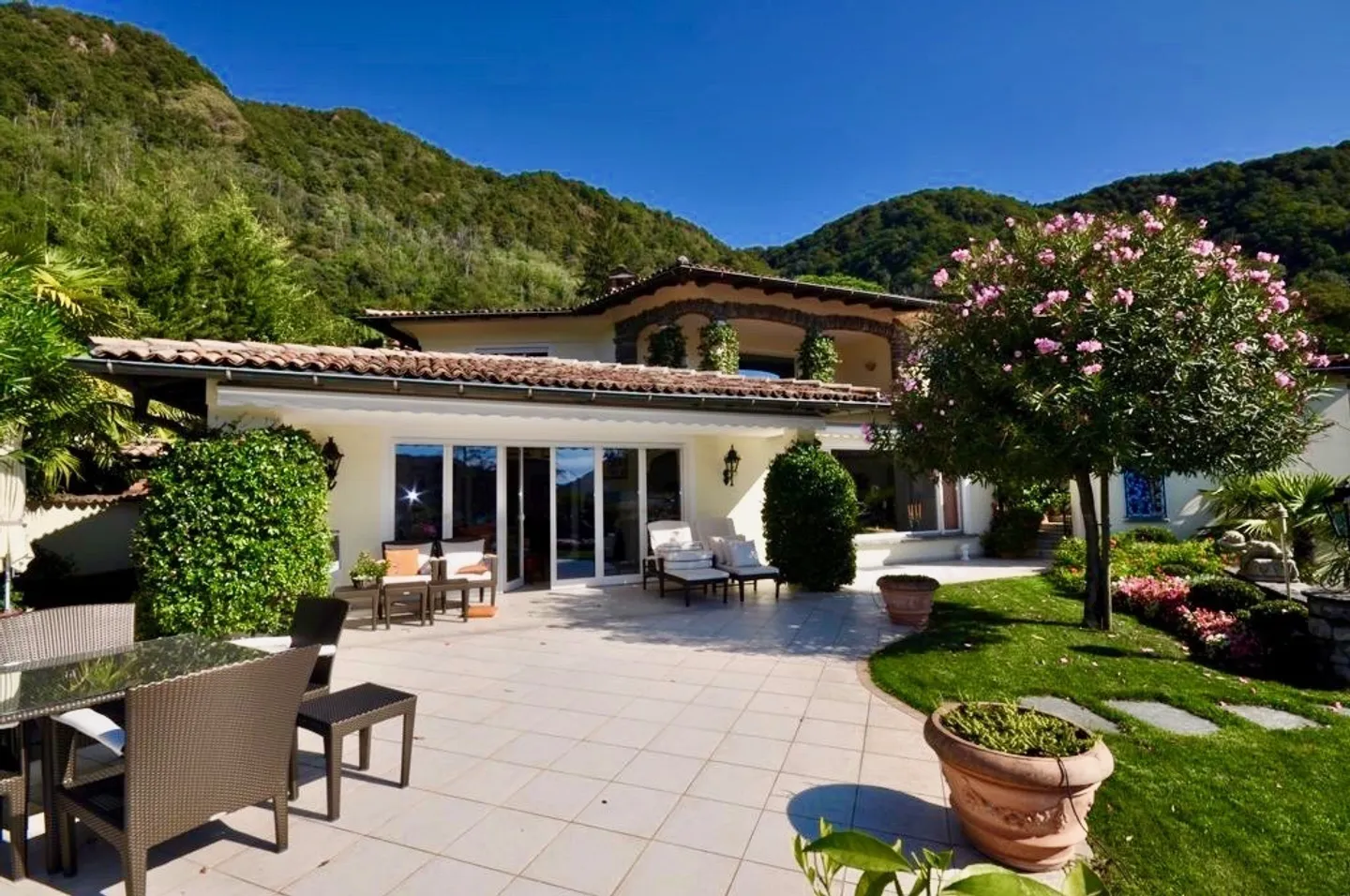 Villa di Lusso con Vista Lago - Foto 2 di 9