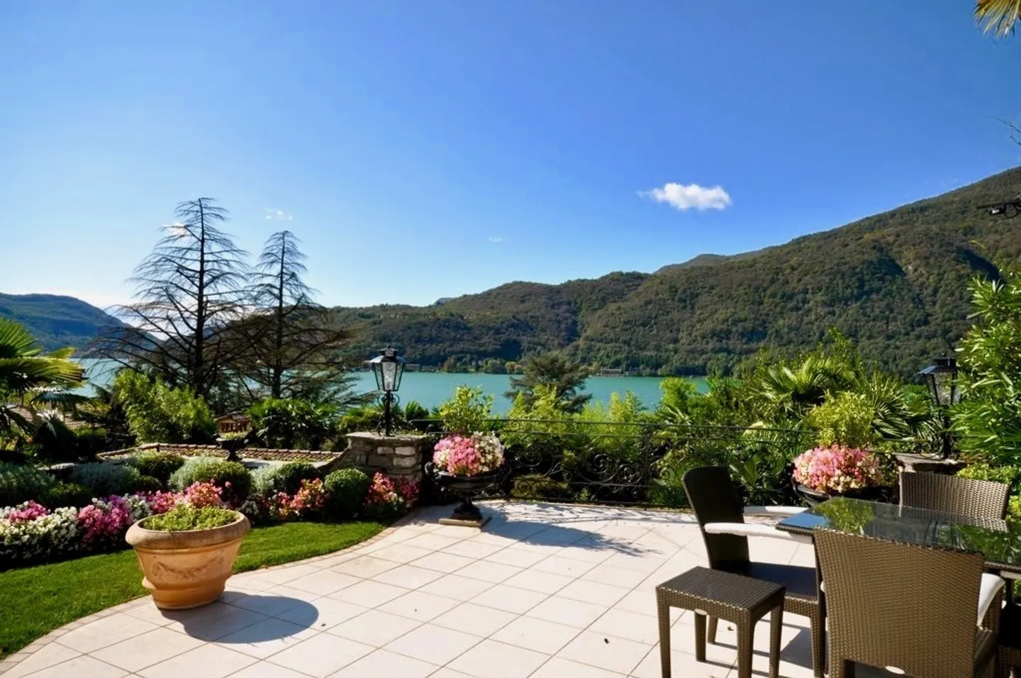 Villa di Lusso con Vista Lago - Foto 3 di 9