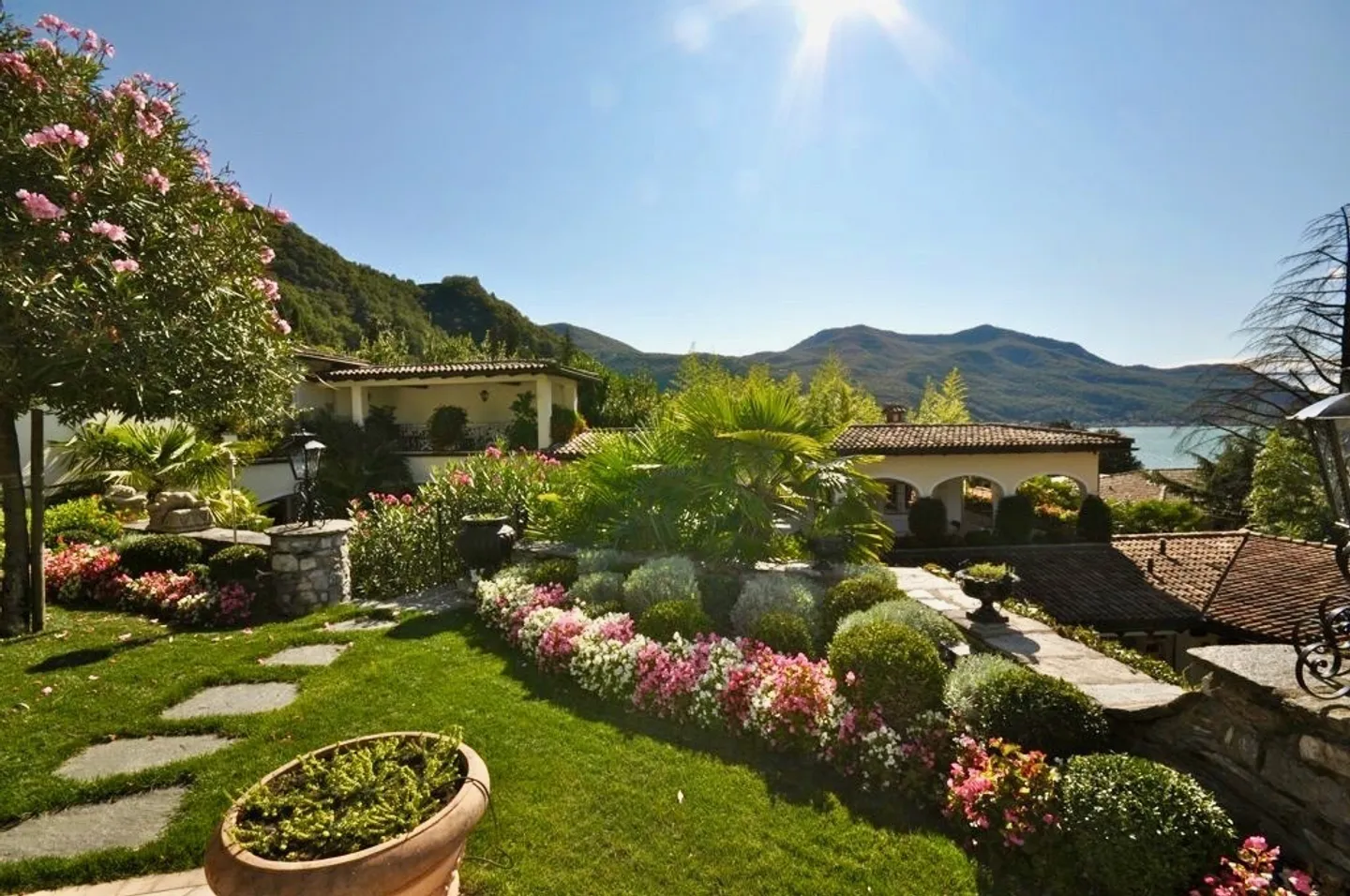 Villa di Lusso con Vista Lago - Foto 5 di 9