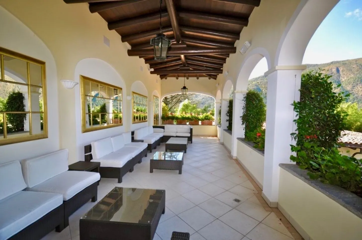 Villa di Lusso con Vista Lago - Foto 8 di 9