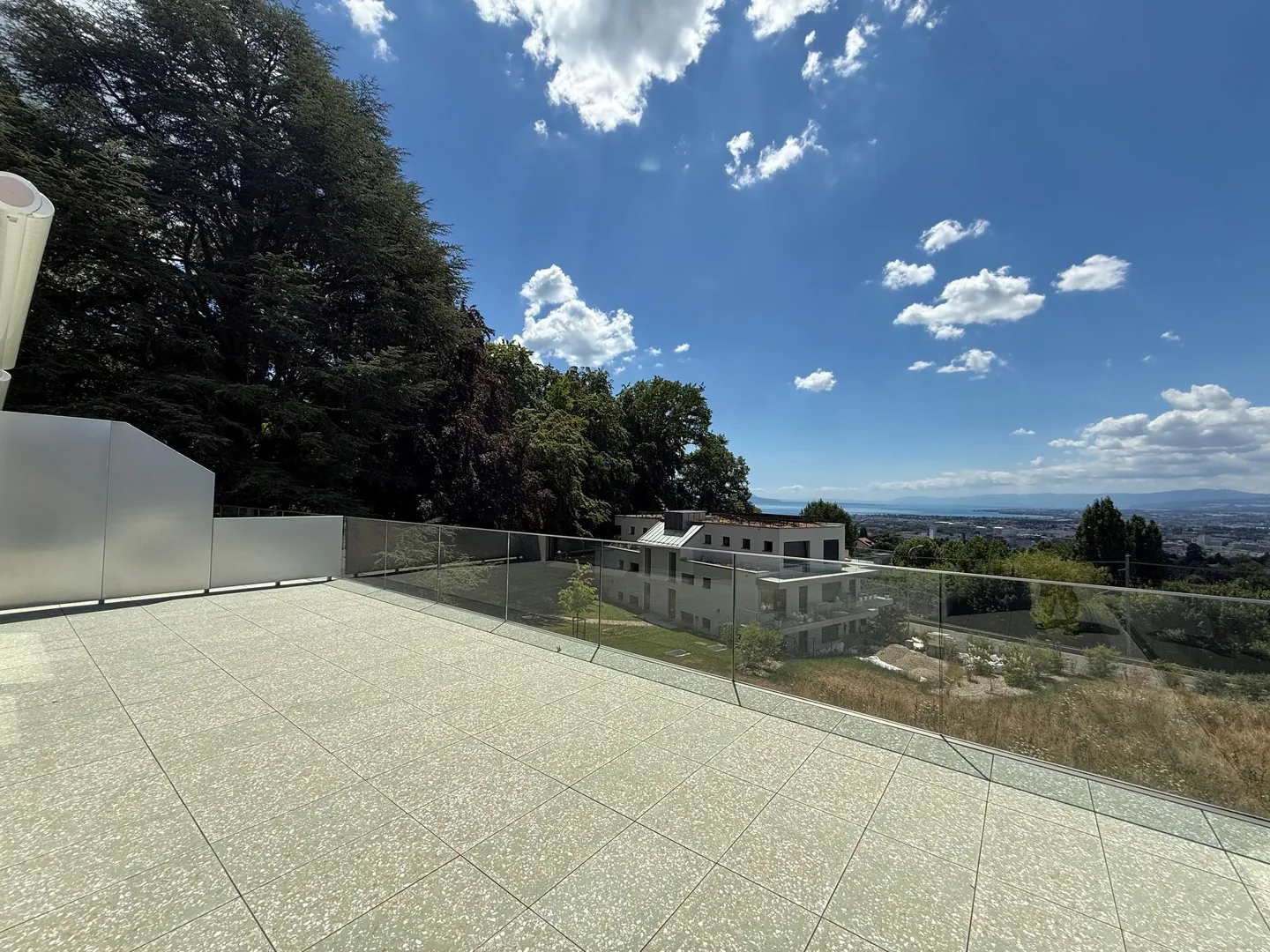 Penthouse de 2,5 pièces avec grande terrasse et vue sur le lac - Photo 1 sur 9