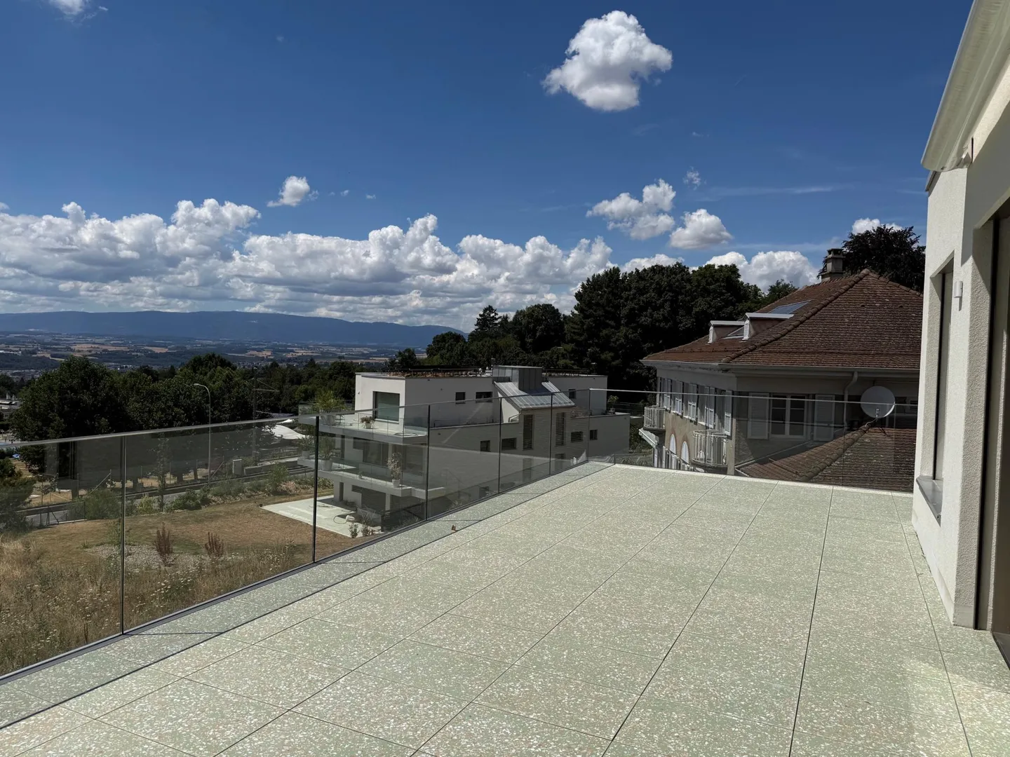 Penthouse de 2,5 pièces avec grande terrasse et vue sur le lac - Photo 2 sur 9