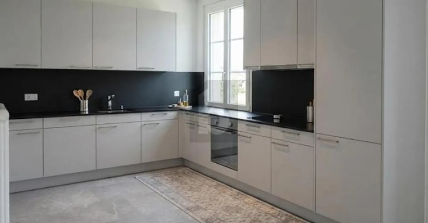 RENOVATED, SPACIOUS AND BRIGHT - Photo 3 of 6