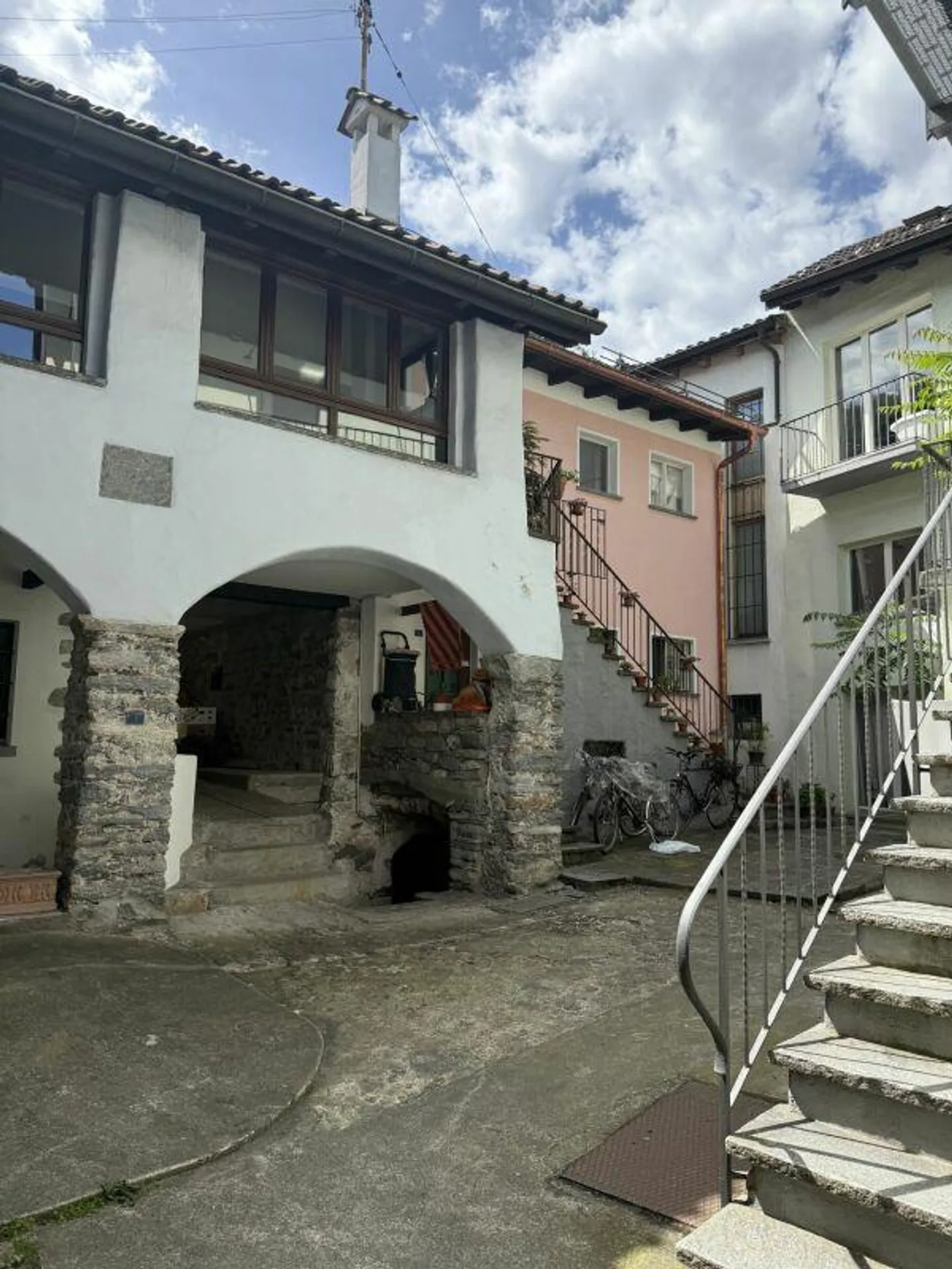 Casa nel centro del villaggio (Nucleo) di Losone con due appartamenti di 2 stanze - Foto 2 di 7