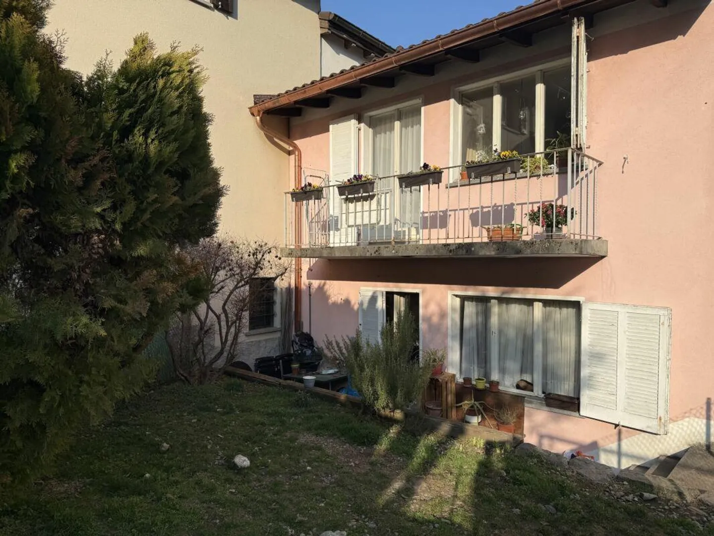 Casa nel centro del villaggio (Nucleo) di Losone con due appartamenti di 2 stanze - Foto 3 di 7