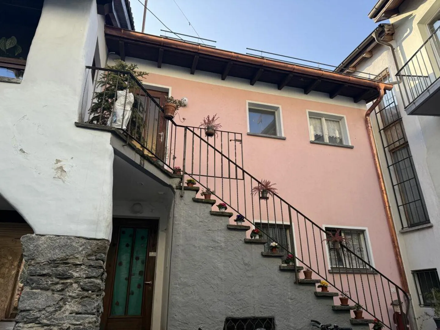 Casa nel centro del villaggio (Nucleo) di Losone con due appartamenti di 2 stanze - Foto 1 di 7