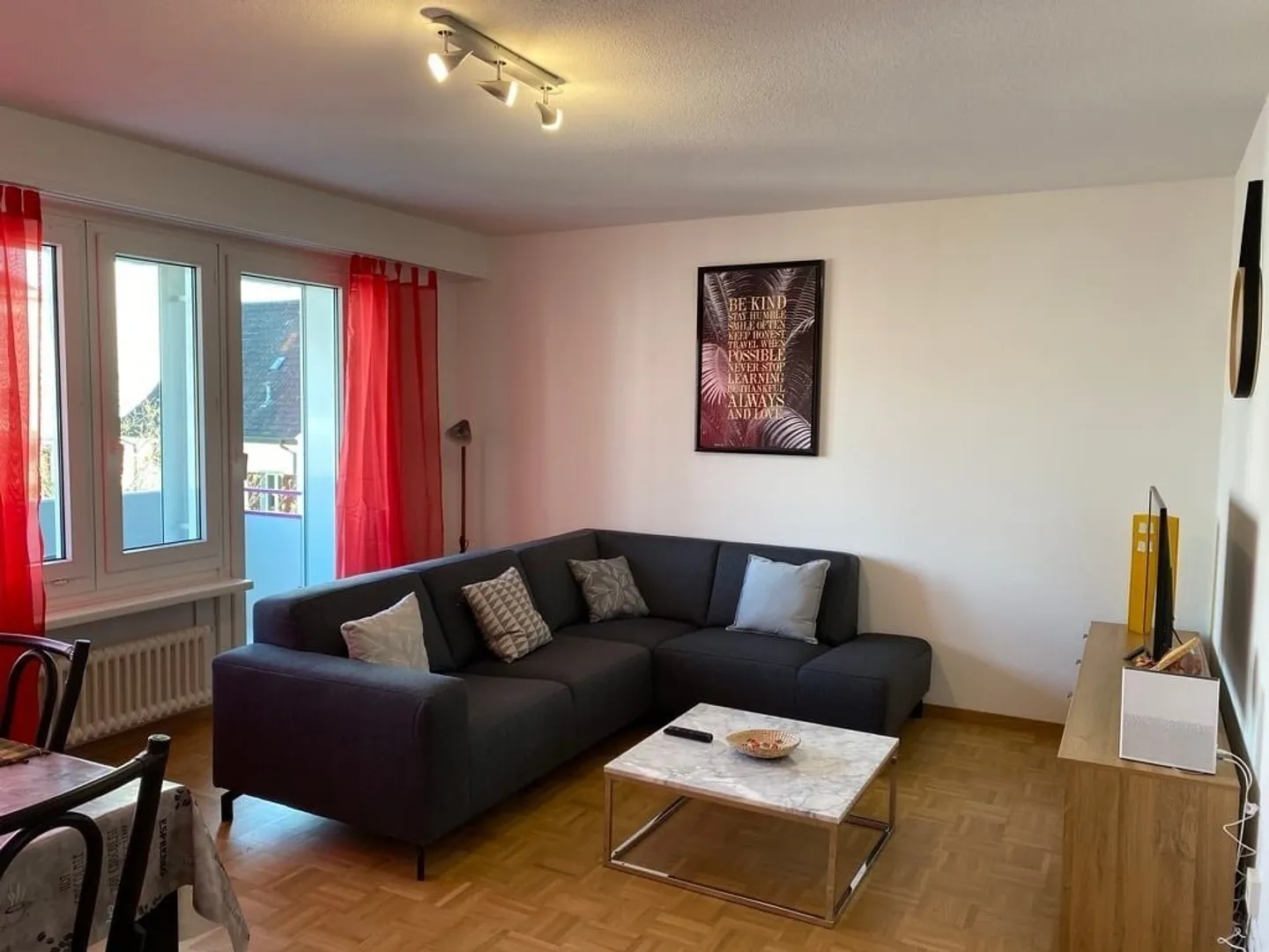 Ampio appartamento di 3,5 stanze con mobili – Nel cuore di Dübendorf, Zurigo - Foto 1 di 13