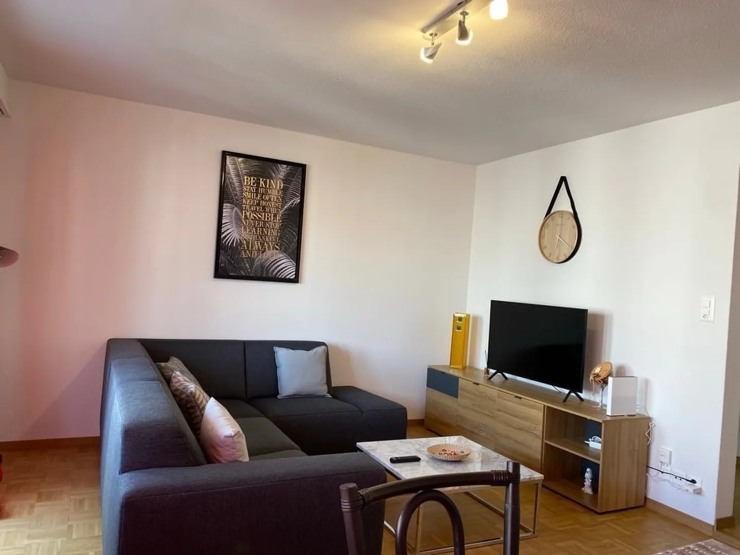 Ampio appartamento di 3,5 stanze con mobili – Nel cuore di Dübendorf, Zurigo - Foto 2 di 13