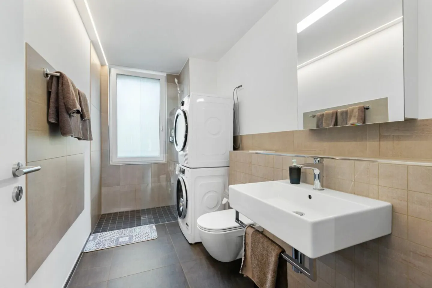Appartement moderne de 4,5 pièces avec vue sur les montagnes - Photo 9 sur 14