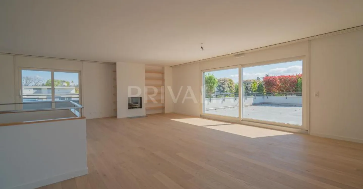 Superbo attico duplex ristrutturato con terrazze e vista libera - Foto 2 di 13