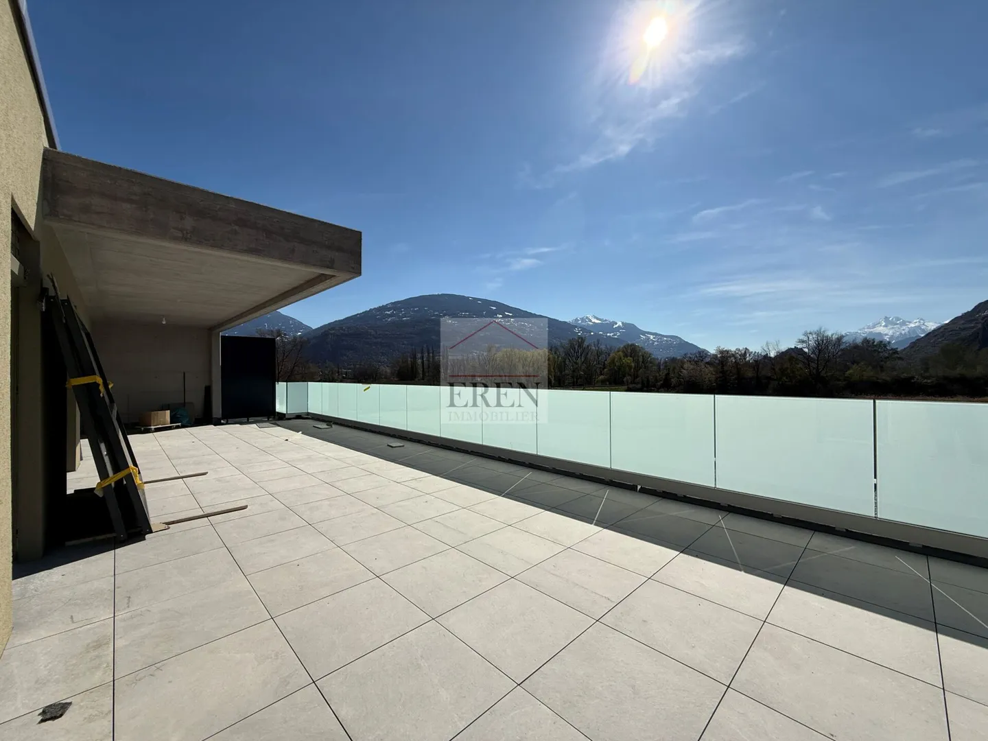 Spacious penthouse 4.5 rooms with panoramic terrace of 63 m2 - Photo 1 of 34