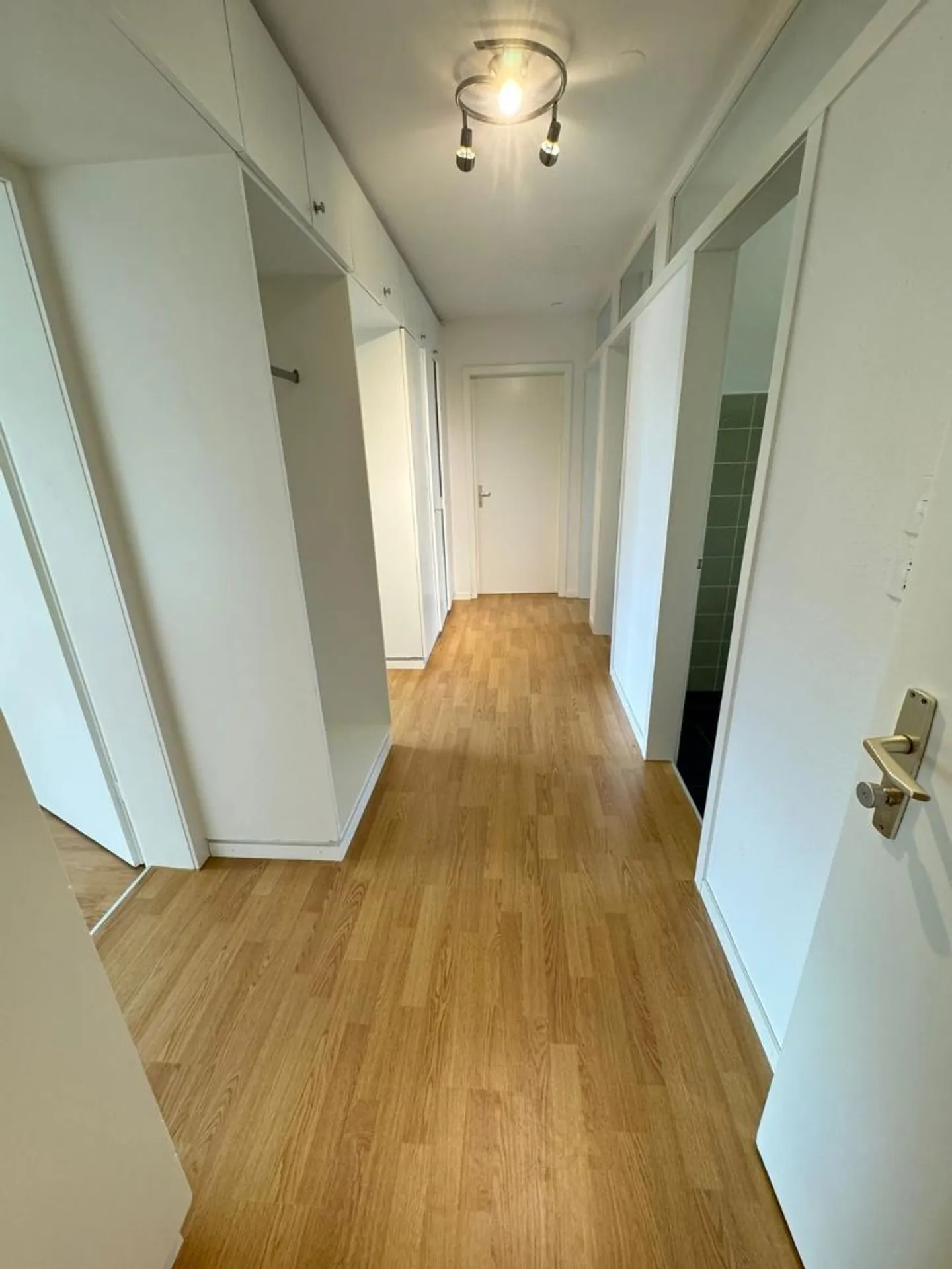 Geräumige Wohnung mit grossem Balkon - Foto 3 von 11