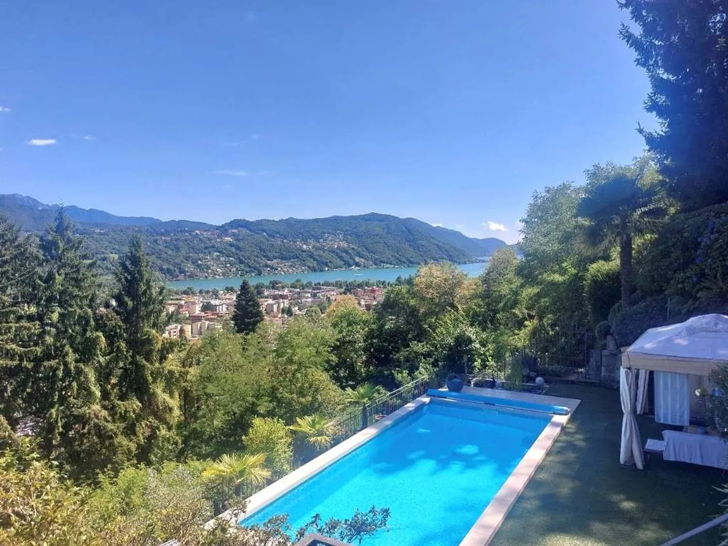 Villa panoramica con piscina e giardino - Foto 1 di 12