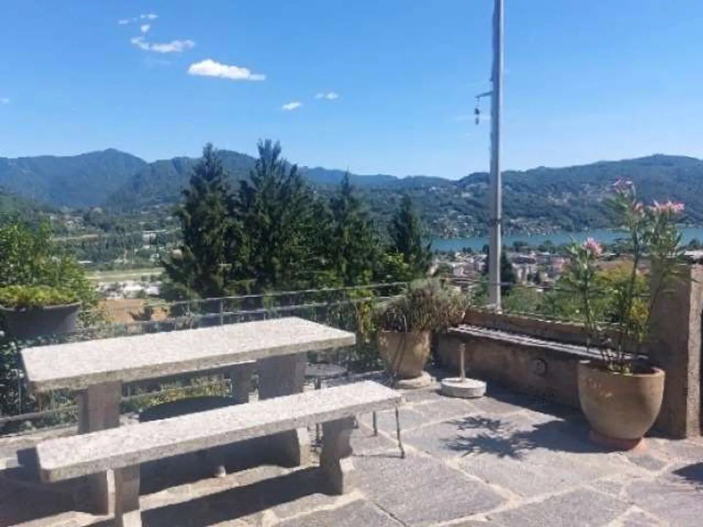 Villa panoramica con piscina e giardino - Foto 3 di 12