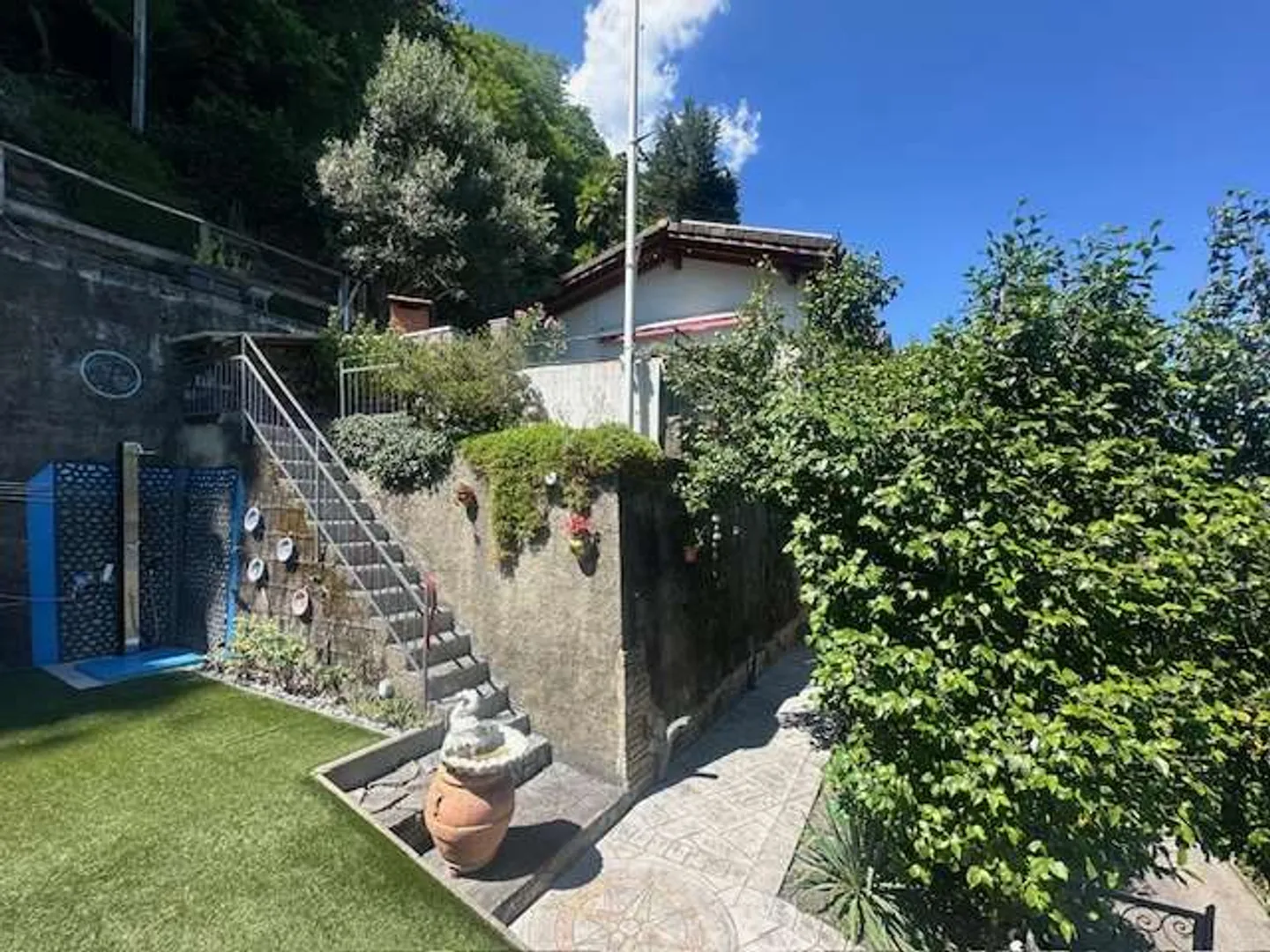 Villa panoramica con piscina e giardino - Foto 2 di 12