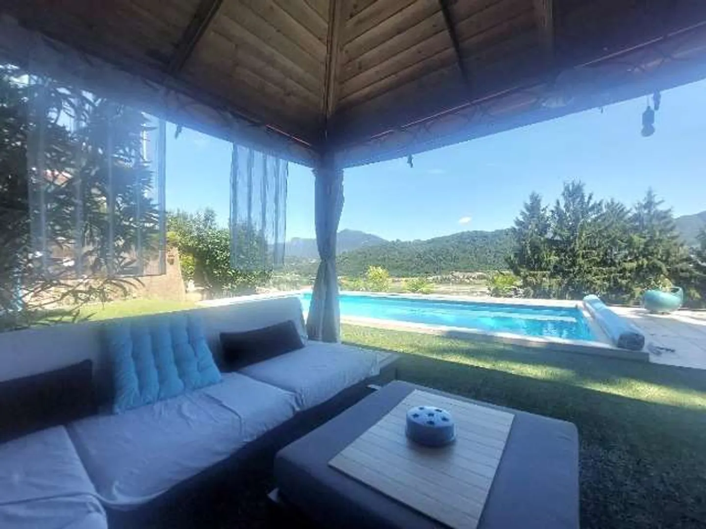 Villa panoramica con piscina e giardino - Foto 11 di 12
