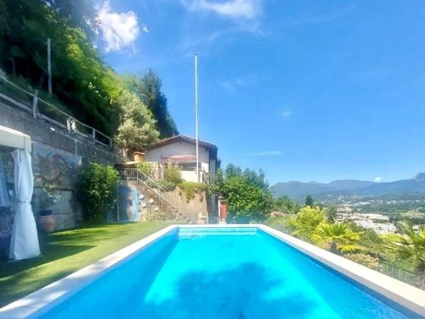 Villa panoramica con piscina e giardino - Foto 12 di 12