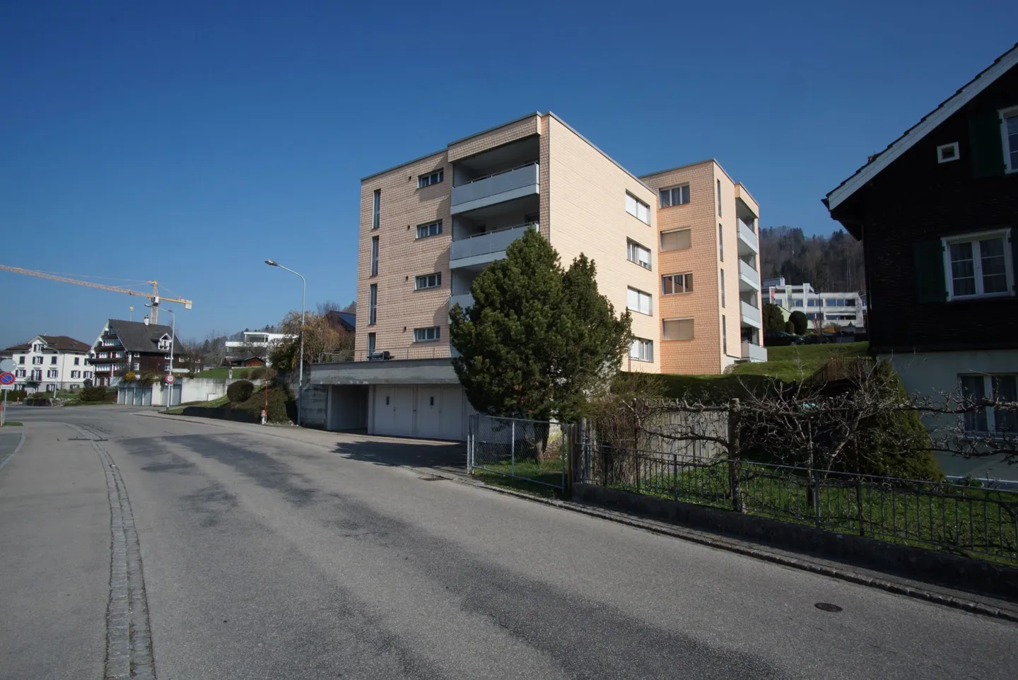 Preiswert! schöne, sonnige, grosszügige 4.5 Zi-Wohnung mit grossem Balkon und Bergsicht! - Foto 2 von 7