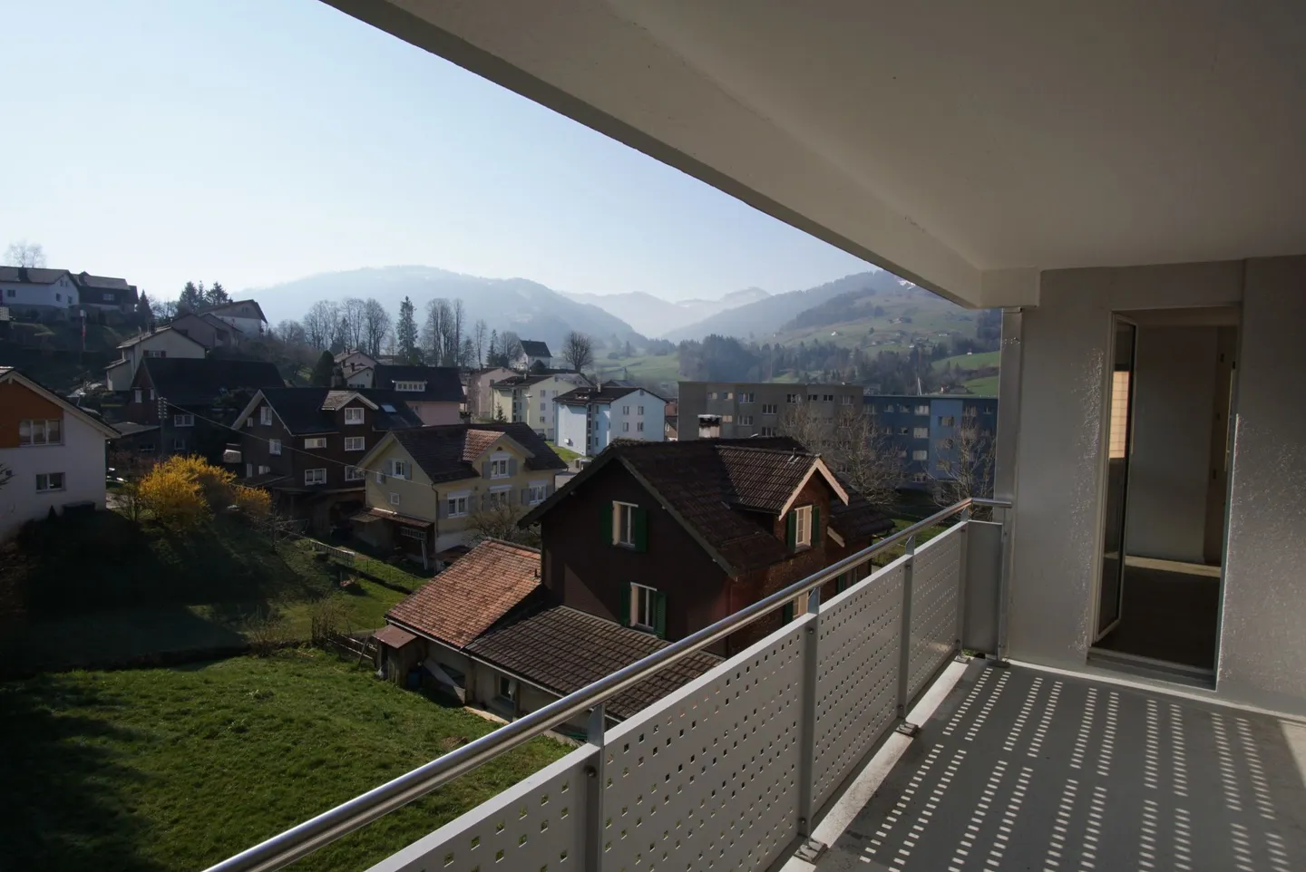 Preiswert! schöne, sonnige, grosszügige 4.5 Zi-Wohnung mit grossem Balkon und Bergsicht! - Foto 3 von 7