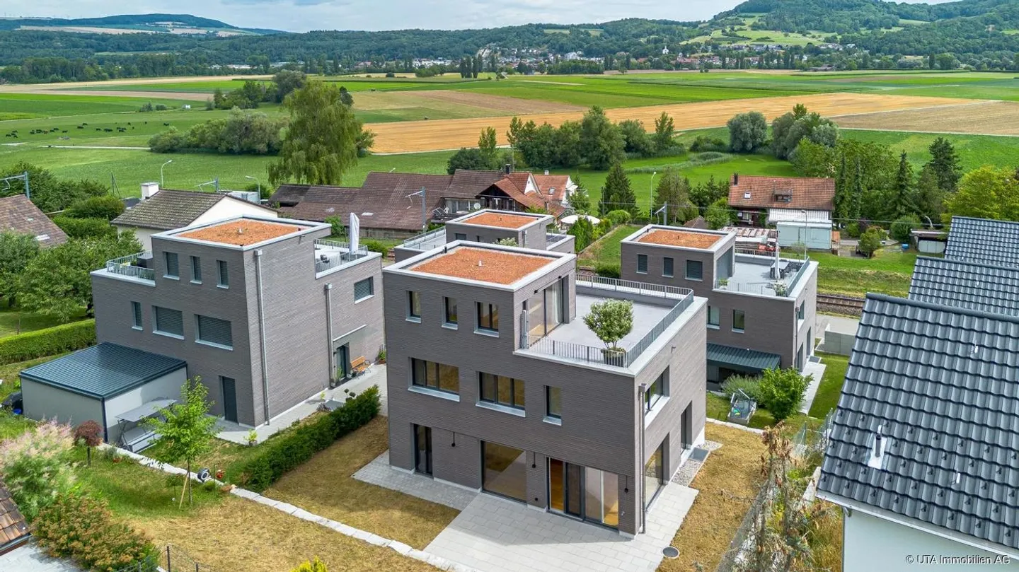 Casa unifamiliare moderna con ampio spazio e più posti auto - Foto 1 di 19