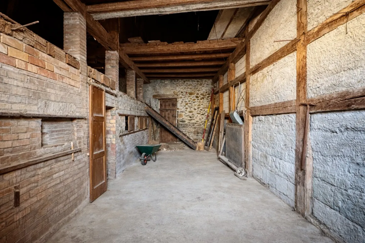 Fienile da trasformare - Alto potenziale - Foto 1 di 5