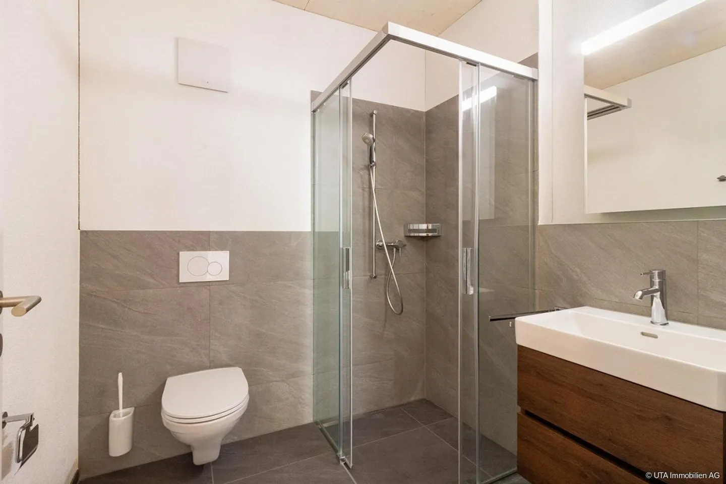 Casa unifamiliare moderna con ampio spazio e più posti auto - Foto 10 di 19