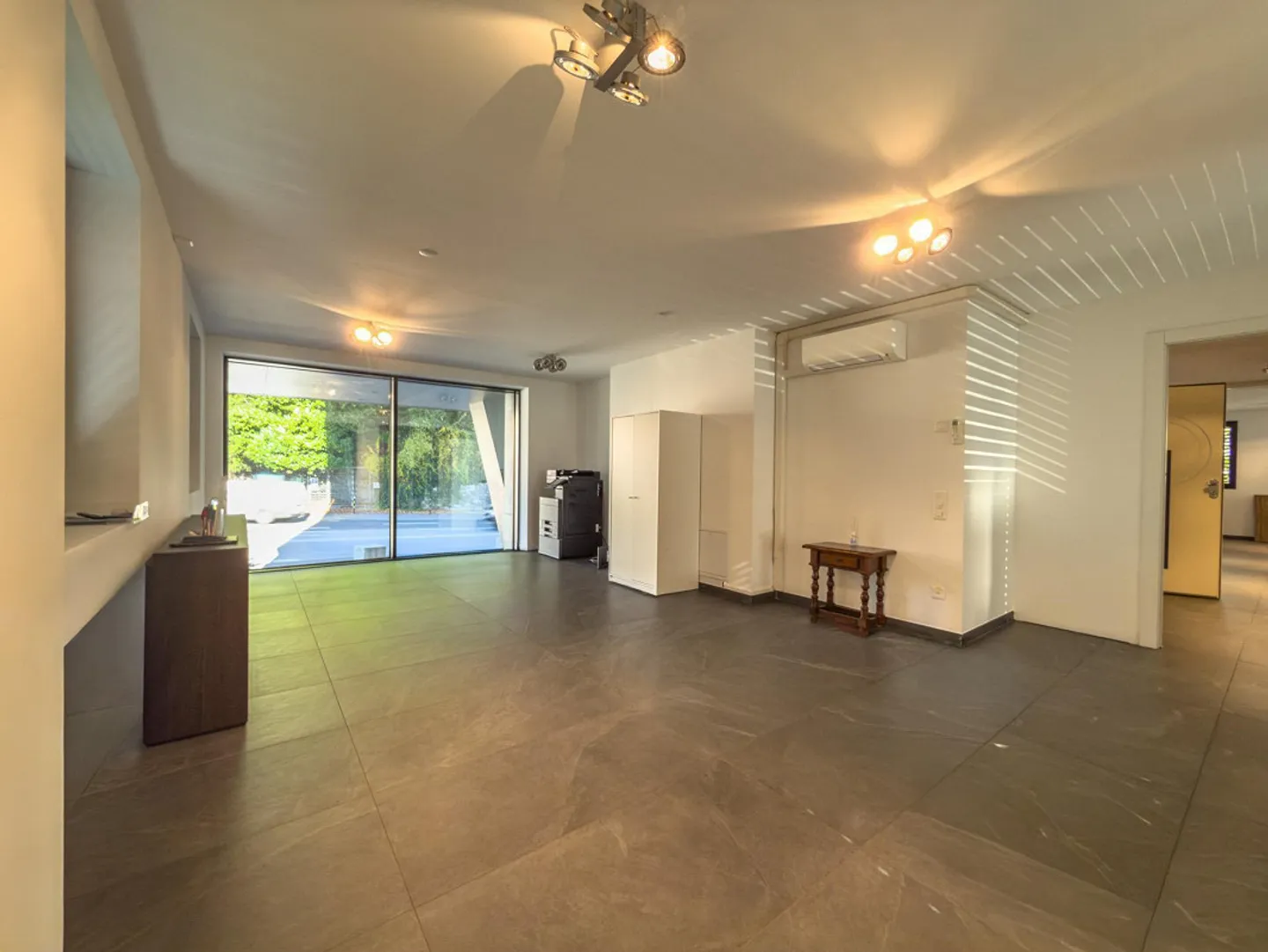 Open space office in Massagno with street-facing windows and 3 parking spaces - Photo 2 of 7