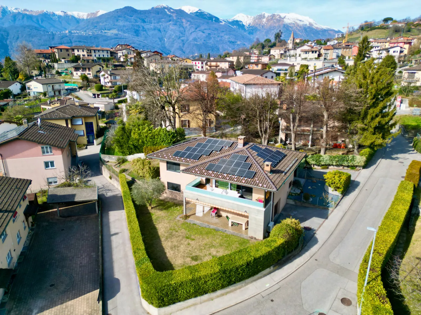 Villa mit Garten in Comano - Komfort und Natur zum Greifen Nah - Foto 1 von 25