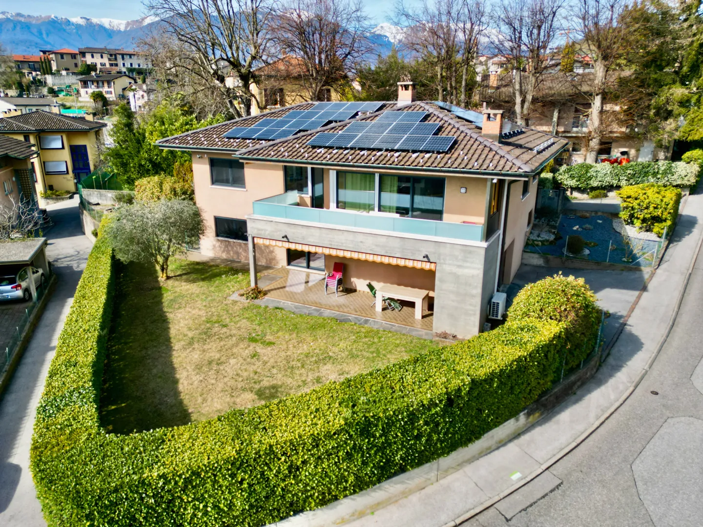 Villa mit Garten in Comano - Komfort und Natur zum Greifen Nah - Foto 3 von 25