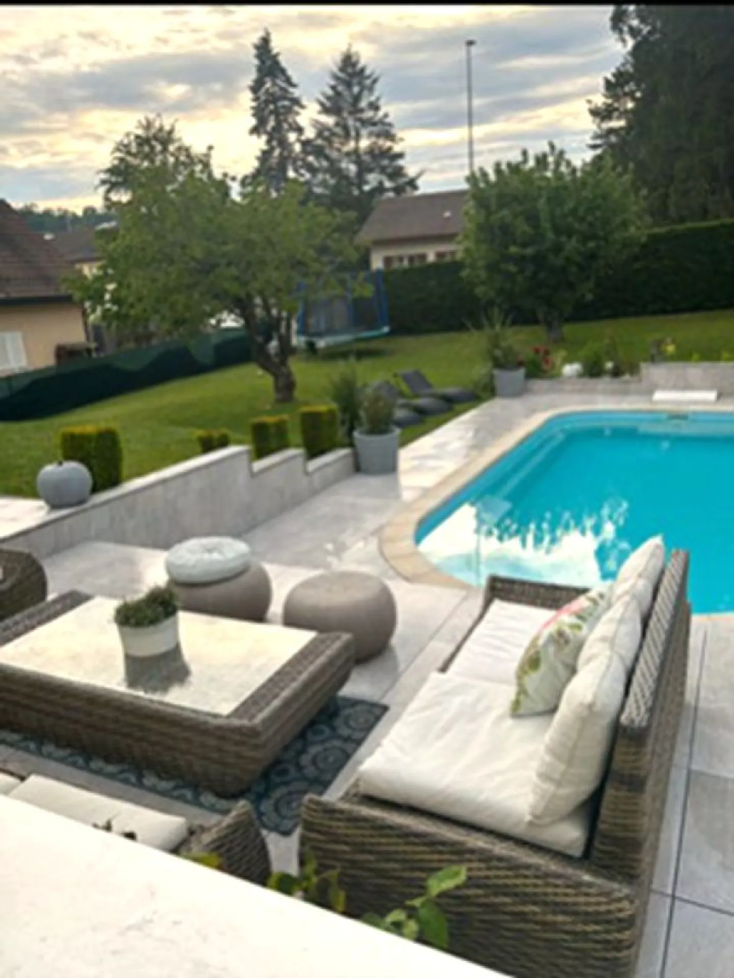 Magnificent individual villa in Penthalaz / 5 bedrooms / 2 bathrooms / terrace / pool - Photo 2 of 13