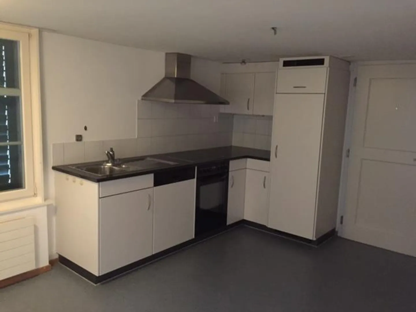 Appartement de 3 1/2 pièces dans un immeuble ancien pour les amateurs - Photo 2 sur 8