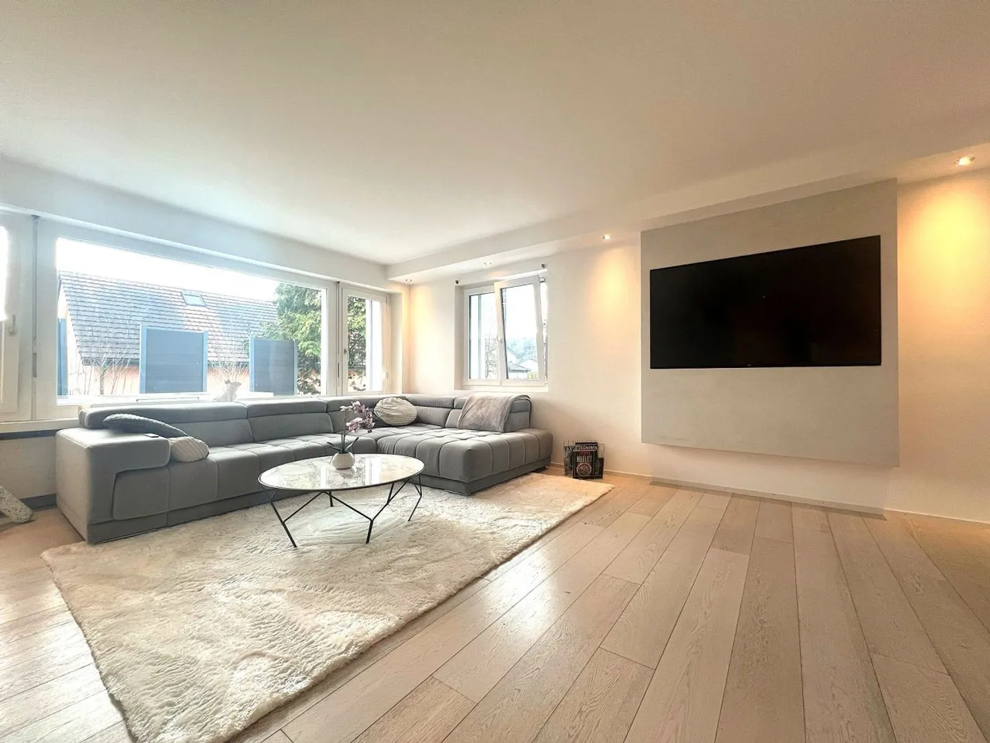 Magnificent individual villa in Penthalaz / 5 bedrooms / 2 bathrooms / terrace / pool - Photo 4 of 13