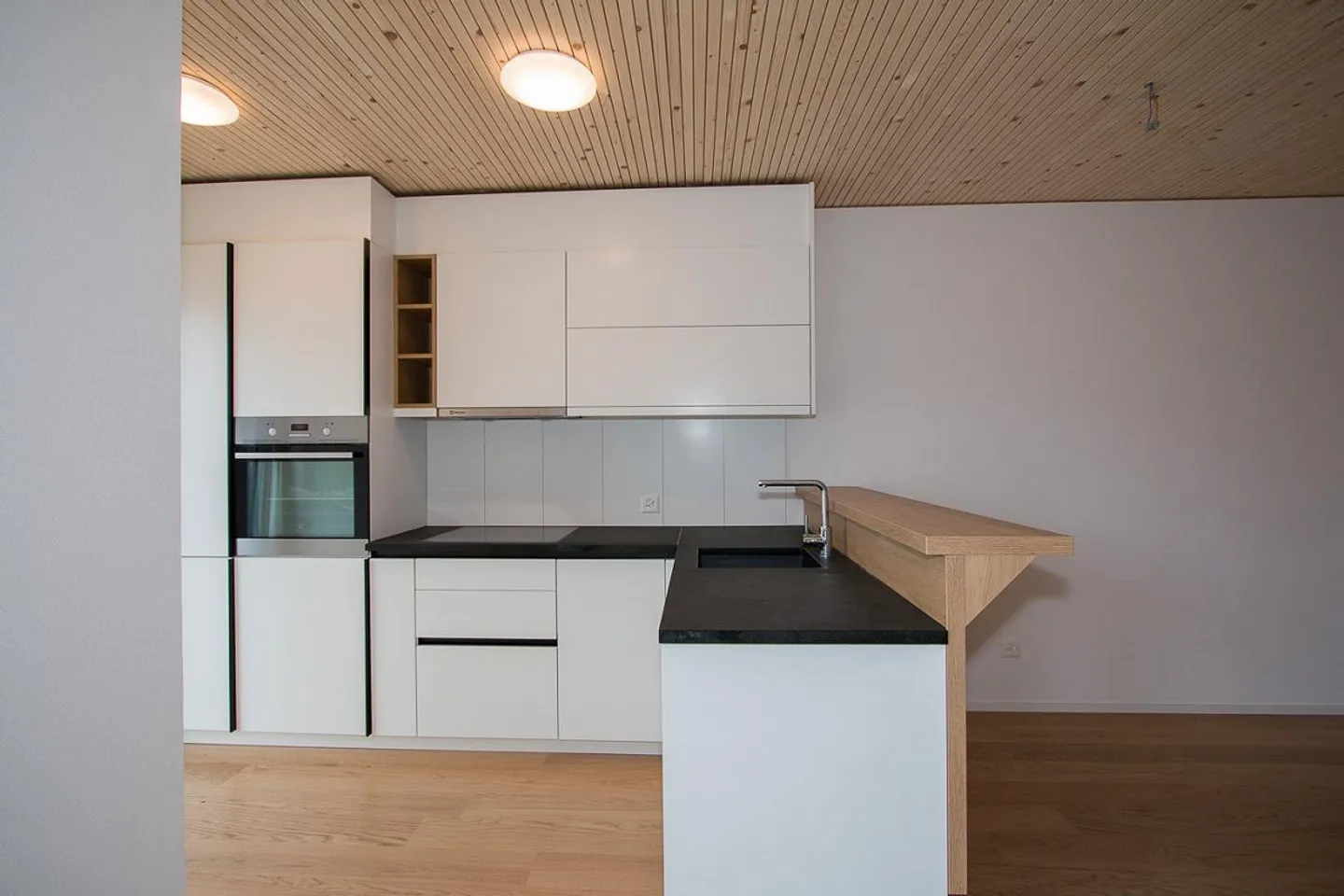 Appartamento moderno e luminoso di 2,5 stanze con balcone vicino al lago - Foto 4 di 9