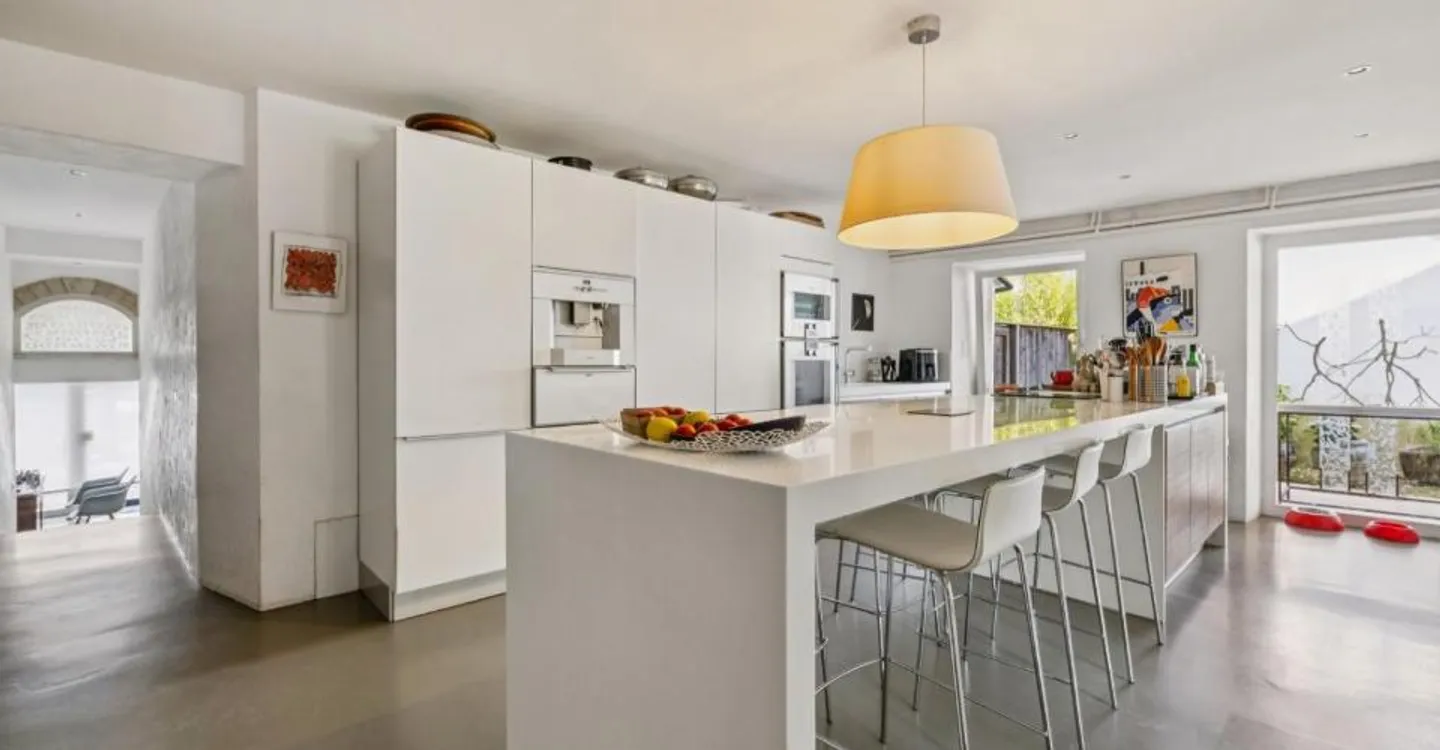 Sorgfältig renoviertes Familienhaus im Dorf mit Pool - Foto 3 von 11