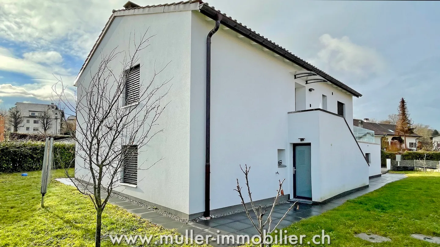 Pretty villa with two apartments in Belfaux - Photo 2 of 13