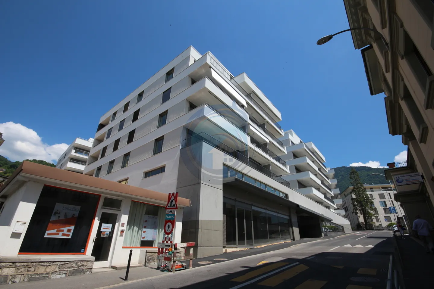 ÜBERDACHTER PARKPLATZ IM ZENTRUM VON MONTREUX - Foto 1 von 6