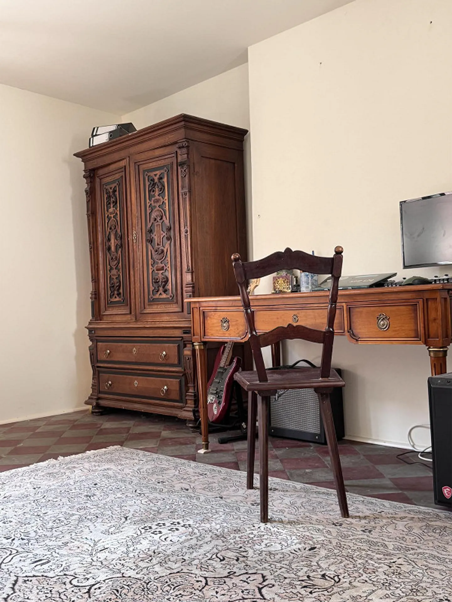 Beautiful bright old building apartment - Photo 10 of 11