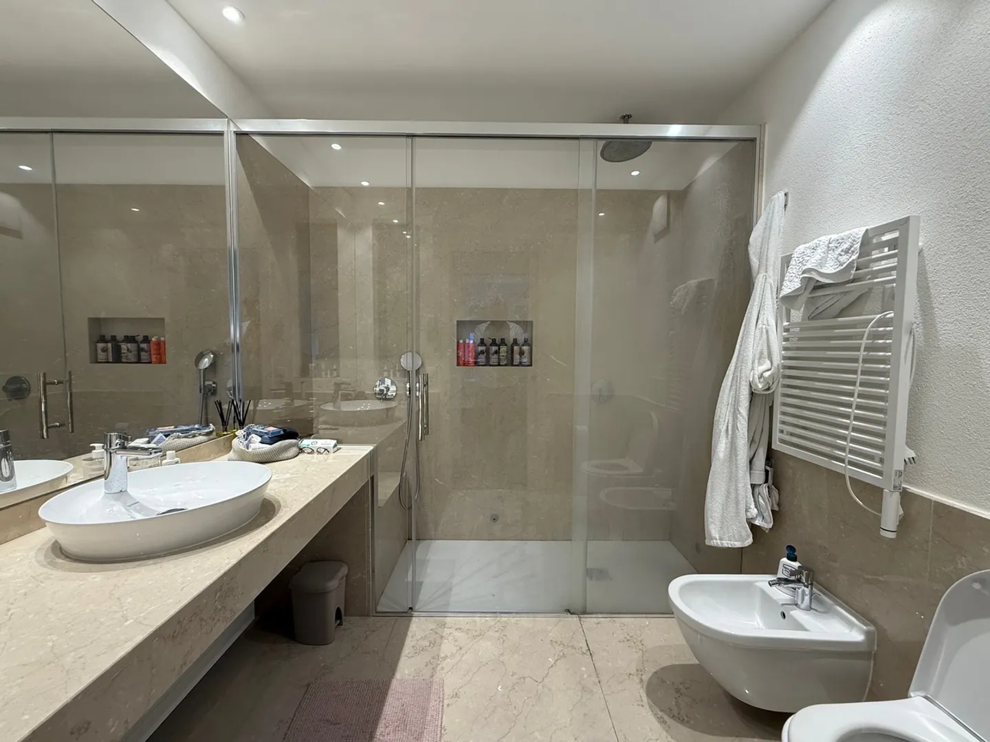 GROSS UND MODERN 2.5 ZIMMER. ZENTRAL MIT KLIMAANLAGE - Foto 6 von 8