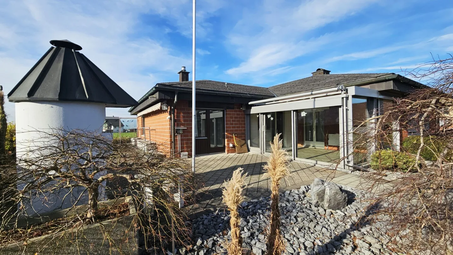 Freistehendes 4.5- bis 5.5-Zimmer-Einfamilienhaus mit schöner Gartenanlage und einigen Extras - Foto 3 von 15