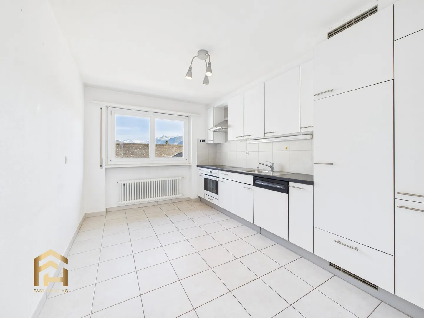 Appartement lumineux de 4,5 pièces avec grand balcon et vue imprenable sur les montagnes - Photo 2 sur 13